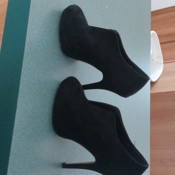 High heels - Picture 2 of 2